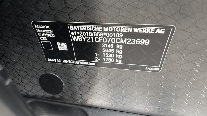 BMW iX xDrive50 B&W - fotka 19 z 20