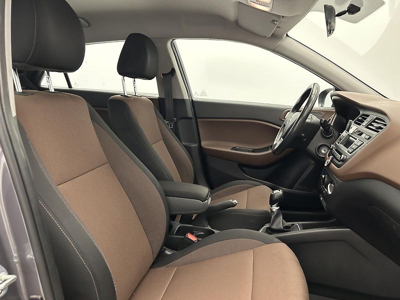Hyundai i20 1.2 i Comfort - fotka 15 z 21