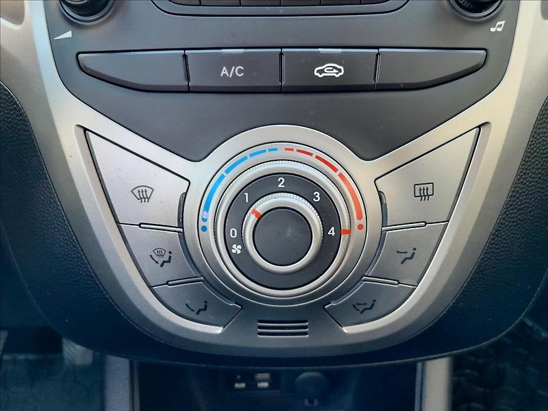 Hyundai ix20 1,6i 91kW 38 000km - fotka 34 z 54