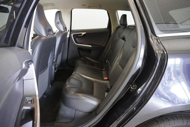 Volvo XC60  2.4 D5 MOMENTUM AWD AUTOMAT - fotka 13 z 27