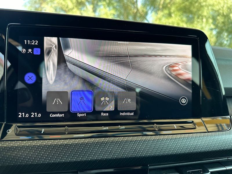 Volkswagen Golf (2021) R 235kW PANOR.NAVI,100%KM - fotka 21 z 24