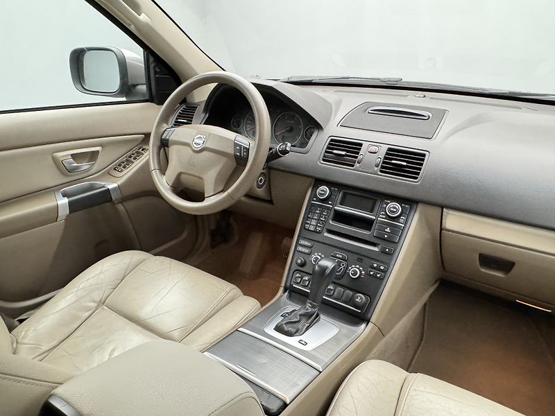 Volvo XC90 D5 AWD SUMMUM AUT CZ  - fotka 25 z 41