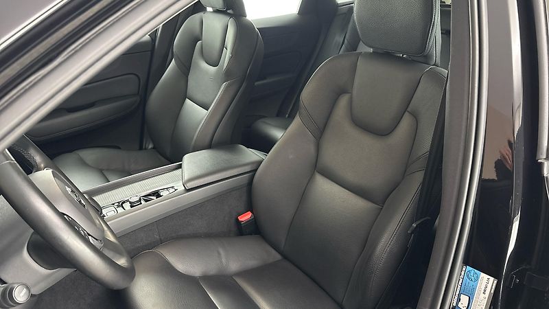 Volvo XC60 2.0 B4 AUT AWD Momentum Pro - fotka 15 z 31