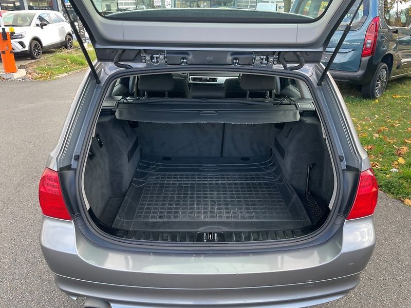 BMW Řada 3 320d Touring - fotka 29 z 30