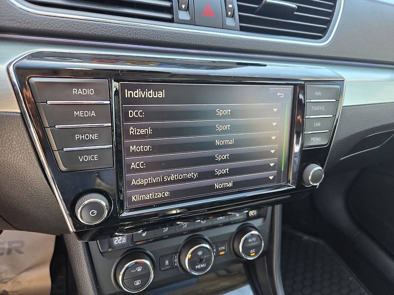 Škoda Superb (2015) 1.4 TSI Style Plus - fotka 29 z 53