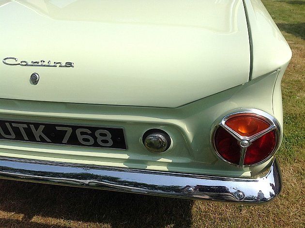 Pro Ford Cortina typická koncová světla, dělená na tři segmenty, později zvané „Ban the Bomb“., zdroj: Wikimedia Commons, Andrew Bone, CC BY-SA 2.0