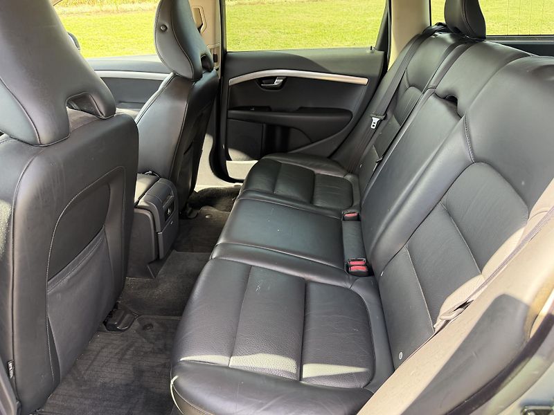 Volvo V70 2.4 D5 KŮŽE NAVIGACE SERVISKA - fotka 25 z 44