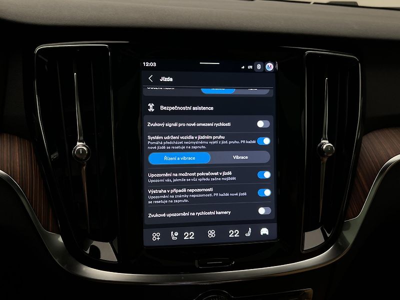 Volvo V60 (2026) B4 PLUS DARK AUT - fotka 41 z 47
