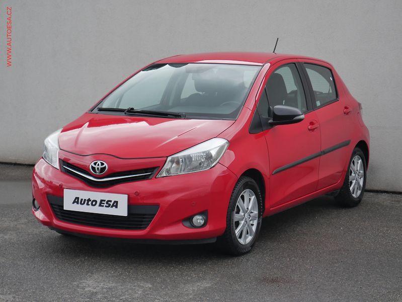 Toyota Yaris (2012) 1.3 VVT-I, ČR, AC, park - fotka 3 z 20