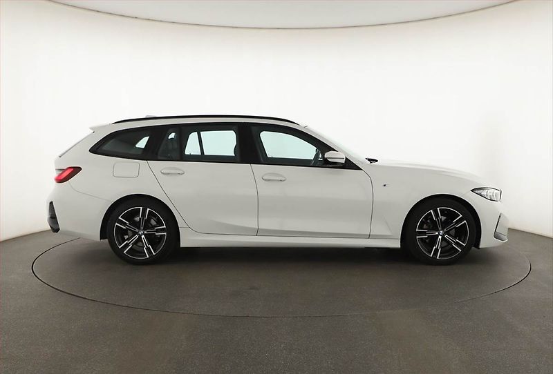 BMW Řada 3 (2023) 320 d xDrive - fotka 6 z 20