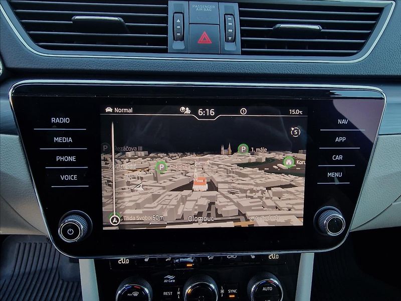 Škoda Superb 2.0TDI DSG Style,ČR,1.Majitel - fotka 25 z 50