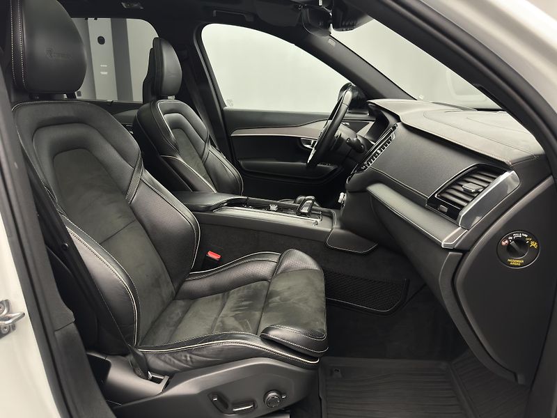 Volvo XC90 B5 AWD R-DESIGN AUT - fotka 26 z 53