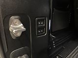 Land Rover Defender 110 D300 SE AWD AUT CZ - náhled 32