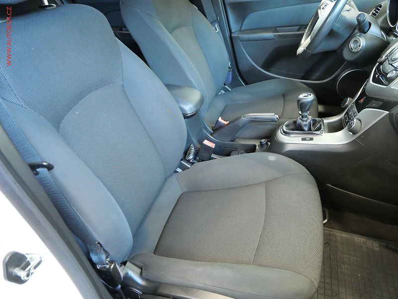 Chevrolet Cruze (2012) 1.6i, 1.maj,ČR, AC, STK7/28 - fotka 11 z 17