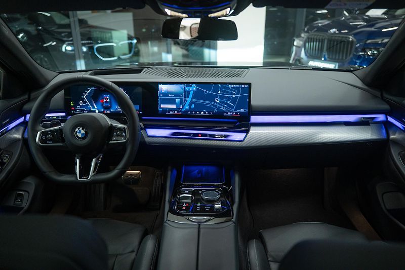 BMW Řada 5 (2025) 540xd M-SPORT NEZÁVISLÉ PANO  - fotka 33 z 54