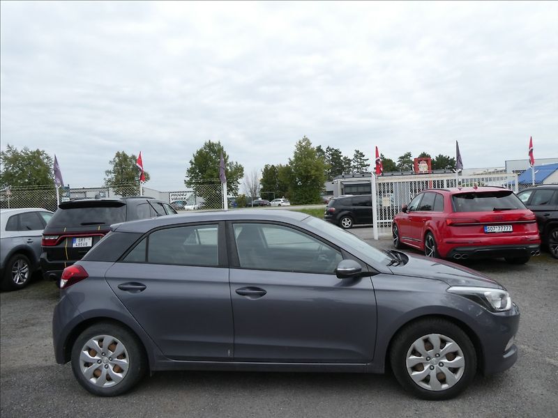 Hyundai i20 1,2 i 55kW koupeno v ČR,klima - fotka 8 z 35