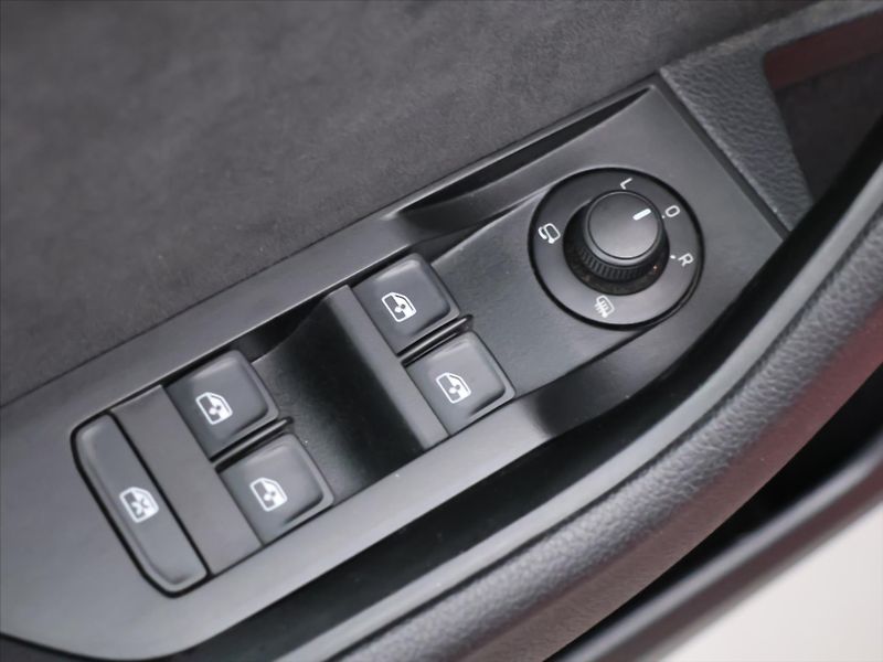 Škoda Superb 2,0 TDI 140kW DSG Sportline - fotka 15 z 37