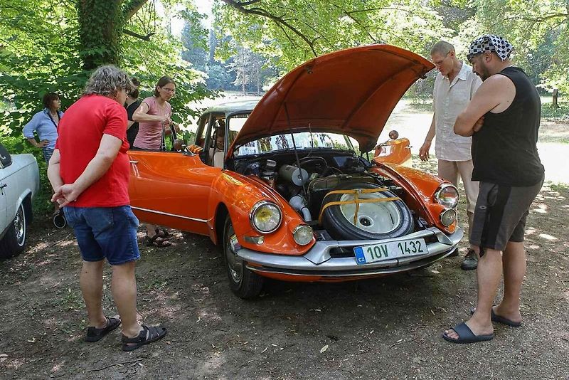 Veteránská Jízda Jiřího Kristiána Lobkowicze a výstava historických vozidel v Křimicích.