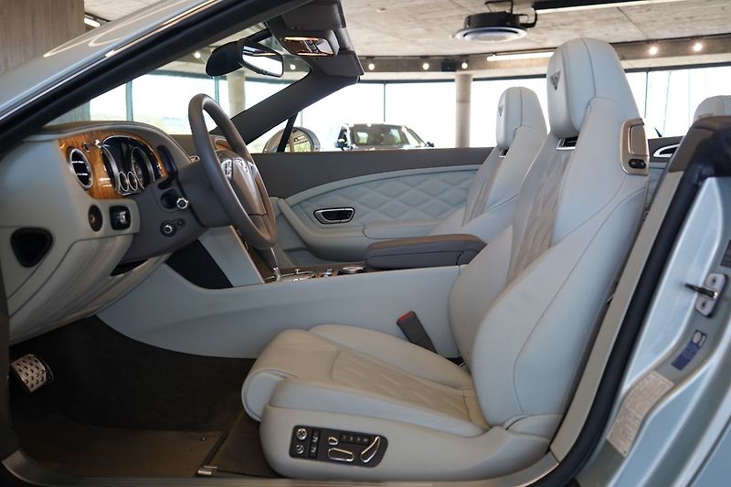 Bentley Continental GTC Mulliner, Masáže, Ventilace - fotka 23 z 52