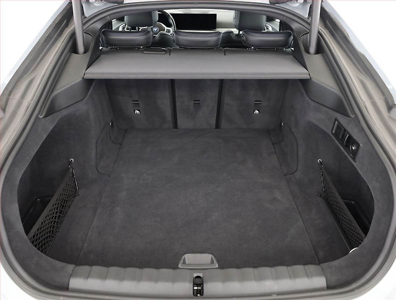 BMW i4 (2022) eDrive40, SoH 91% - fotka 18 z 20