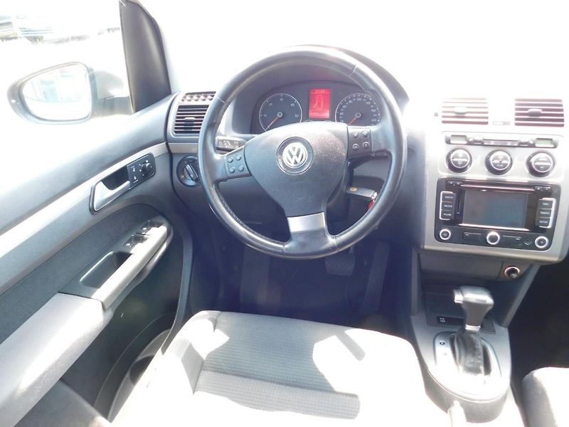 Volkswagen Touran (2009) 1.9 TDi DSG - fotka 8 z 31