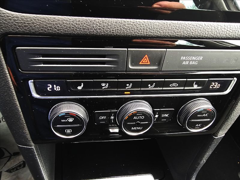 Volkswagen Golf Sportsvan 1,4TSi 110KW R-Line NAVI - fotka 22 z 47