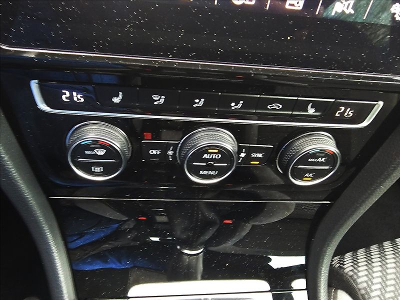 Volkswagen Golf VII 1,4TSi R-Line NAVI ALU - fotka 21 z 43