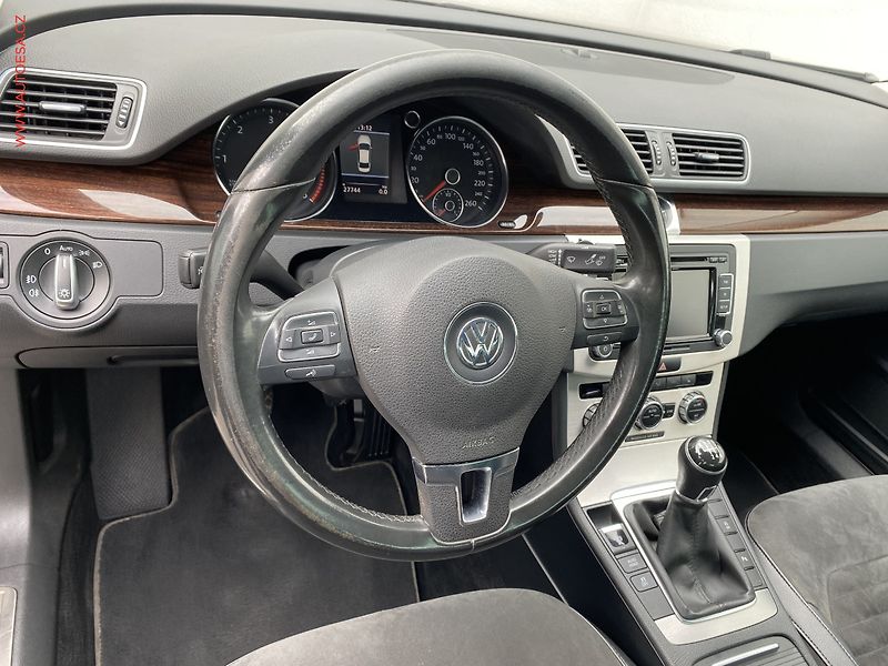 Volkswagen Passat (2013) 2.0 TDi, ČR, Bixen, kamera - fotka 12 z 18