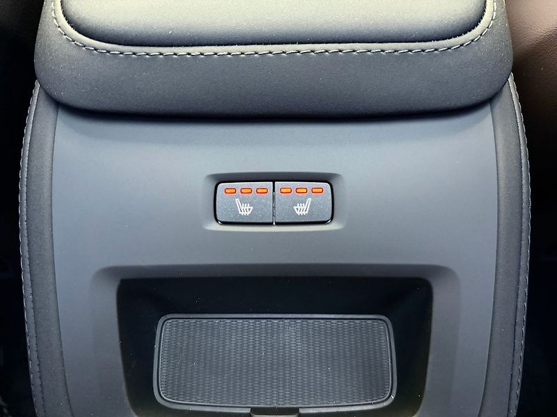 Volvo XC90 B5 AWD PLUS DARK PREMIUM, PANO - fotka 28 z 34