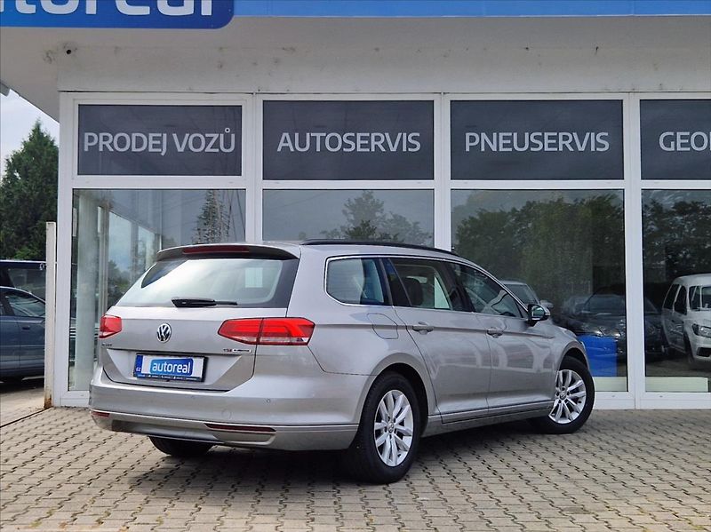 Volkswagen Passat 1,4 TSI 110kW SENZORY AUTOAC - fotka 5 z 42