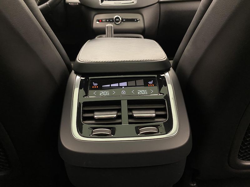 Volvo XC90 B5 AWD R-DESIGN REZERVACE - fotka 31 z 47