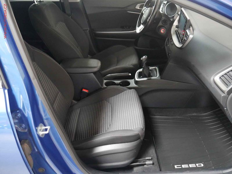 Kia Ceed (2023) 1.5 T- GDi, ČR, AC, kamera - fotka 12 z 21