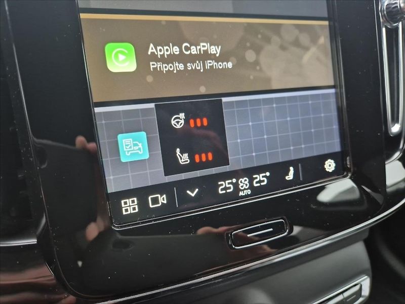 Volvo XC40 2,0 B3 Plus Dark - fotka 16 z 19