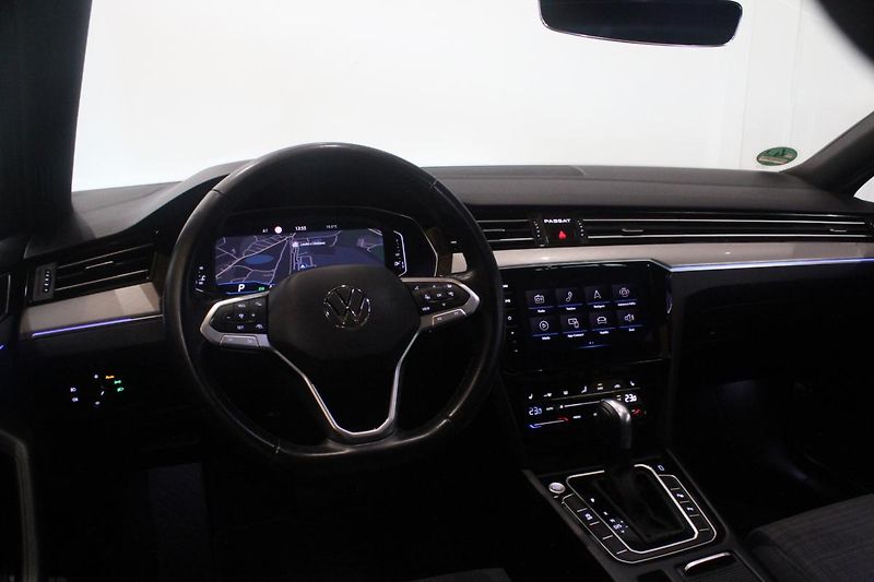Volkswagen Passat (2021) 2.0TDI DSG Info display Matrix - fotka 37 z 43