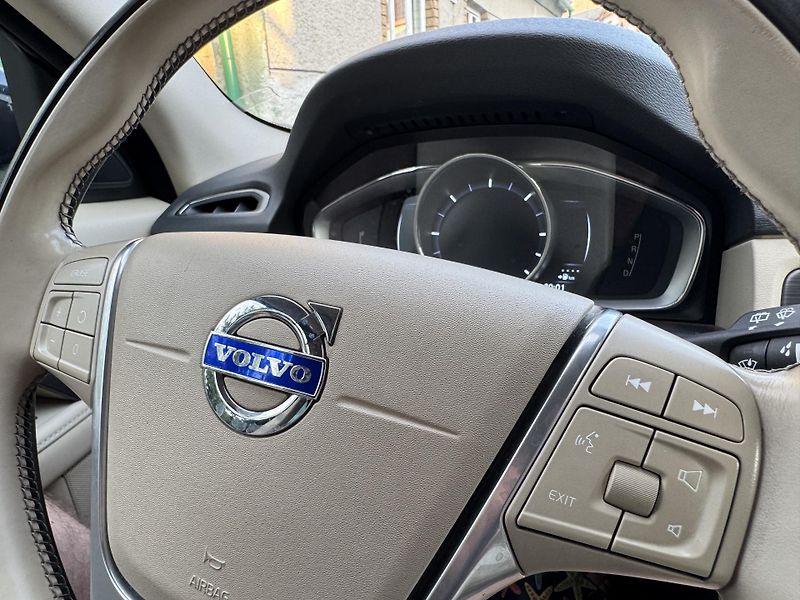 Volvo XC70 D5 SUMMUM 4x4 TAŽNÉ  - fotka 19 z 45