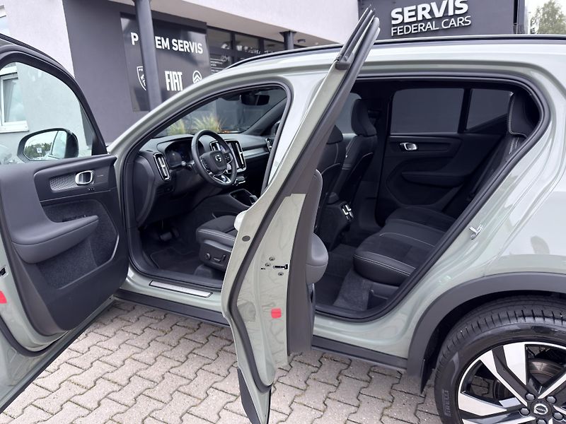 Volvo XC40 B4 FWD // ULTRA // REZERVACE - fotka 10 z 47