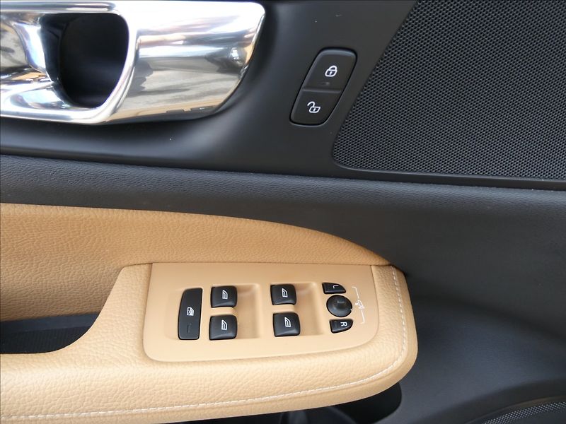 Volvo V60 2,0 D3 AWD Inscription,DPH,ČR - fotka 32 z 41