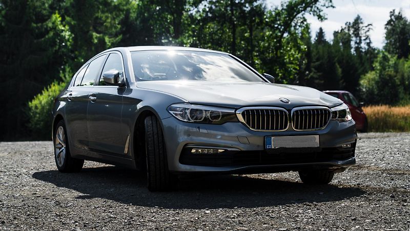 BMW Řada 5 (2017) BMW 520d xDrive Limousine - fotka 38 z 43