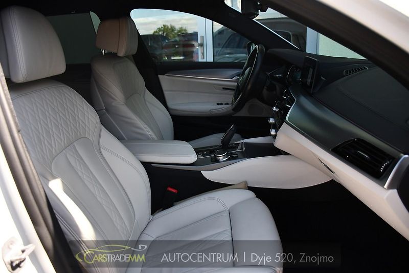 BMW Řada 5 520d xD M-SPORT HEAD-UP PANORA - fotka 13 z 58