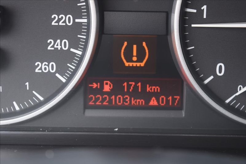 BMW X1 2,0 d 105KW 4X4 TAŽNÉ ALU - fotka 36 z 46