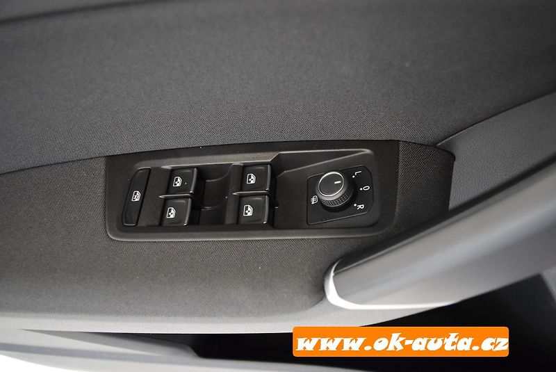 Volkswagen Touran 2.0 TDI HIGH. 7 MÍST 61 000 KM - fotka 36 z 52