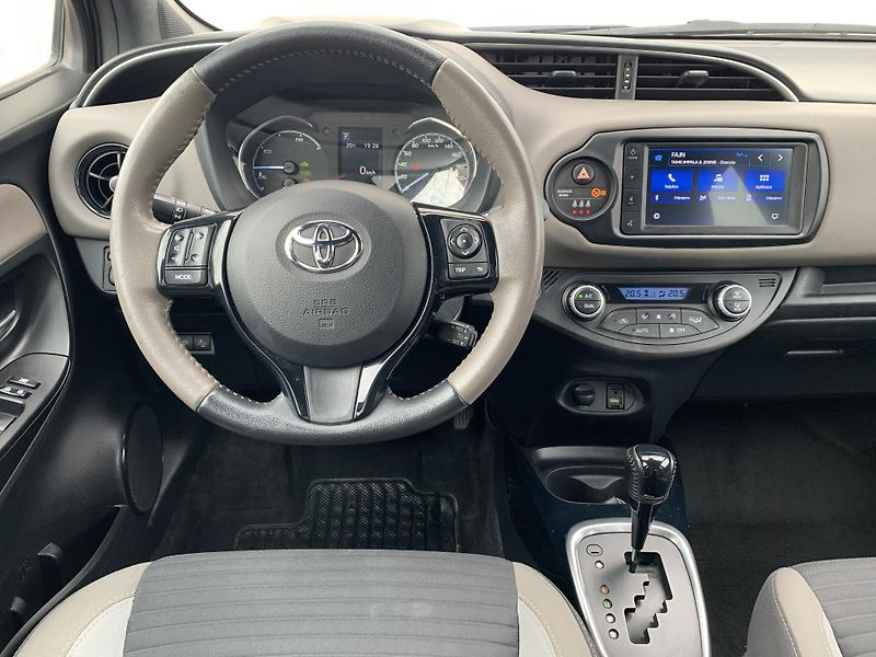 Toyota Yaris SELECTION 1.5 HYBRID 74kW - fotka 16 z 25