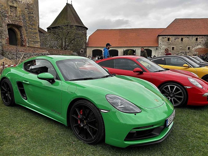 Sraz vozů Porsche ve Švihově na hradě.