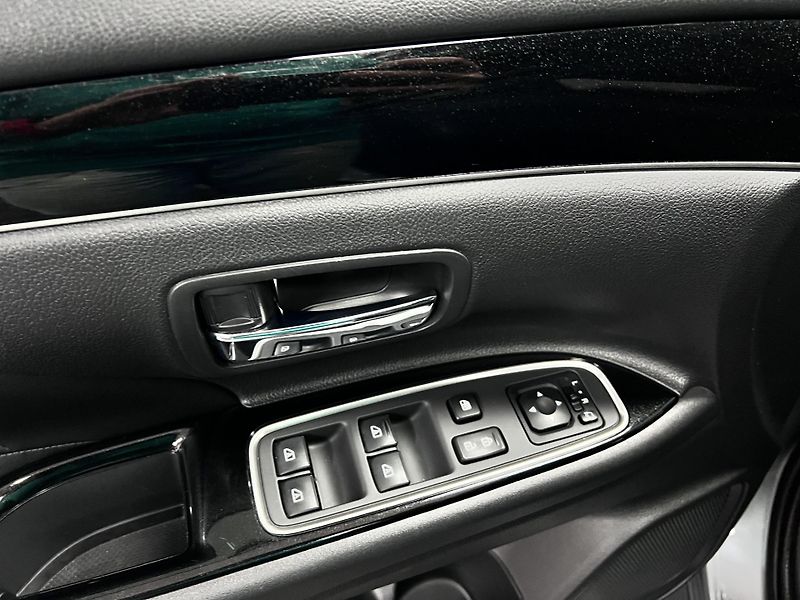 Mitsubishi Outlander 2.4 PHEV 165 kW, 4x4, 2020 - fotka 14 z 38