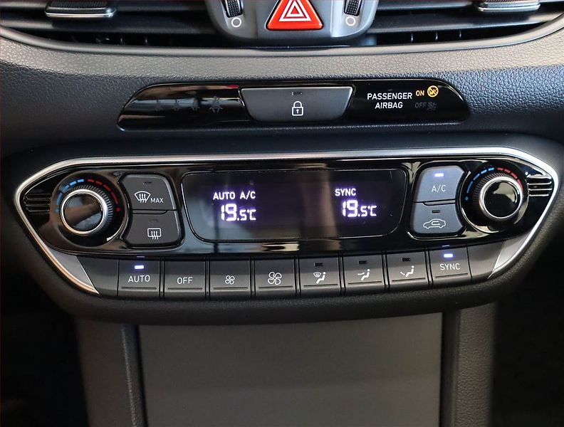 Hyundai i30 (2018) Premium 1.6 CRDi, Navi - fotka 13 z 21