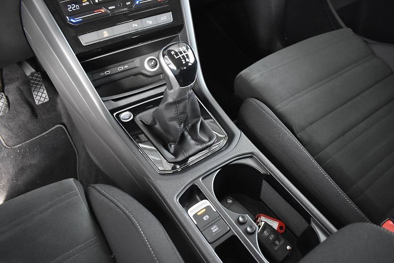 Volkswagen Touran (2023) 1.5TSI 110kW 7 míst, LED - fotka 22 z 25