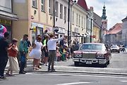 Ze startu XIV. Slánského okruhu - průjezd Londou.