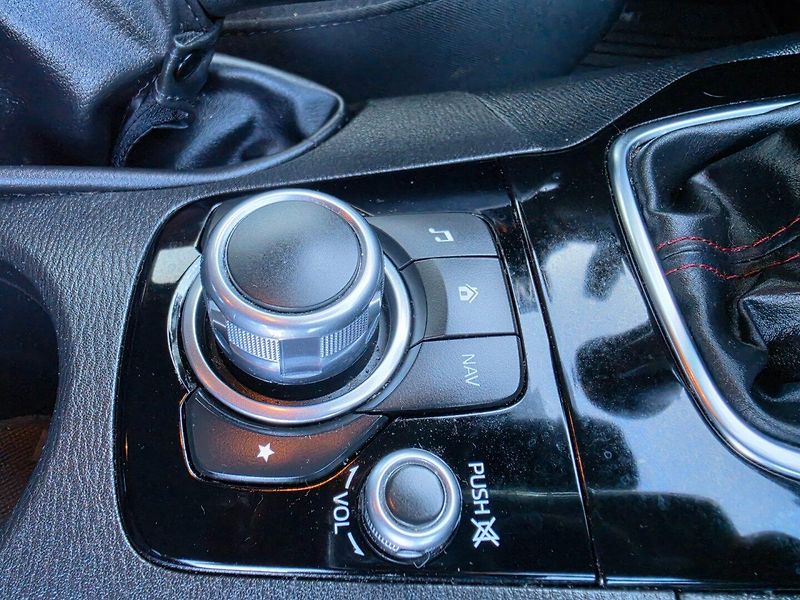 Mazda 3 (2016) 2.0 i Skyactiv, Navi, Tažné - fotka 16 z 18
