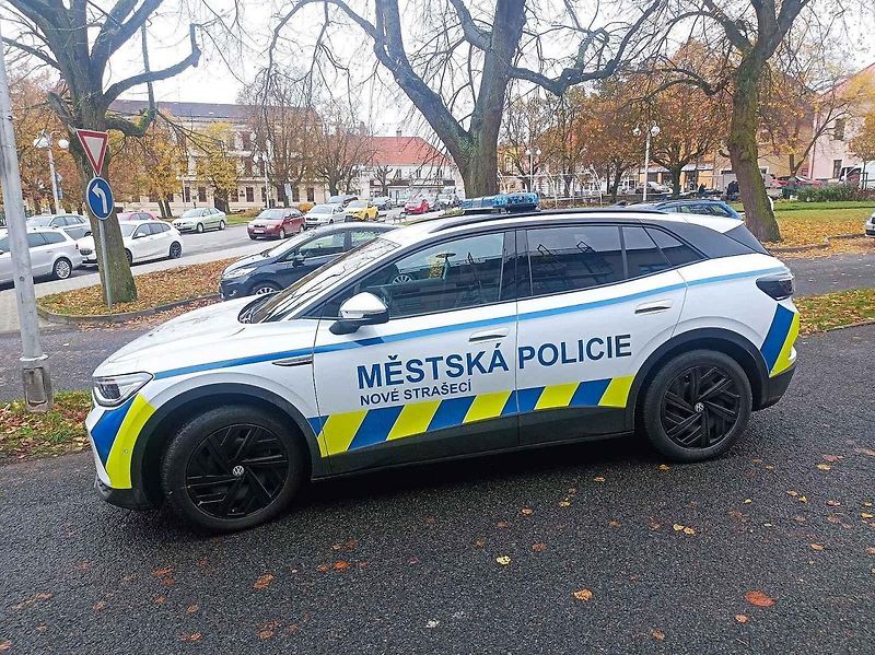 Novostrašečtí městští strážníci mají nový elektromobil.