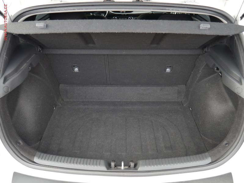 Hyundai i30 (2020) 1.5 DPi, ČR, Comfort, kamera - fotka 7 z 21